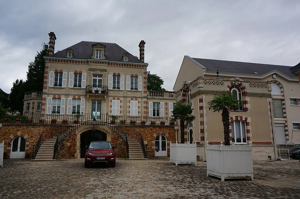 Vue de la cour d'honneur, rue Jeanson,à Ay.